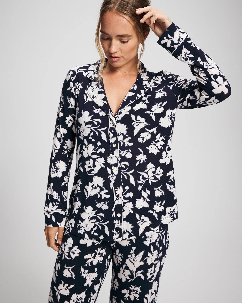 SERENITY PETALS NAVY - Long-Sleeve Printed Notch Collar Pajama Top