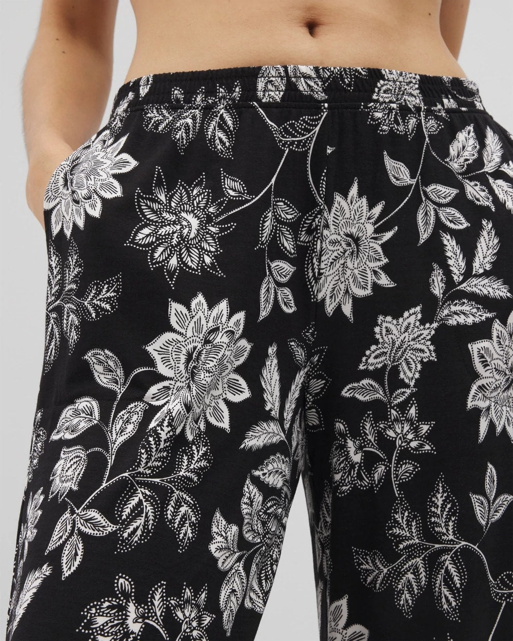 MEANDERING GARDEN BLACK - Cropped Pajama Pants