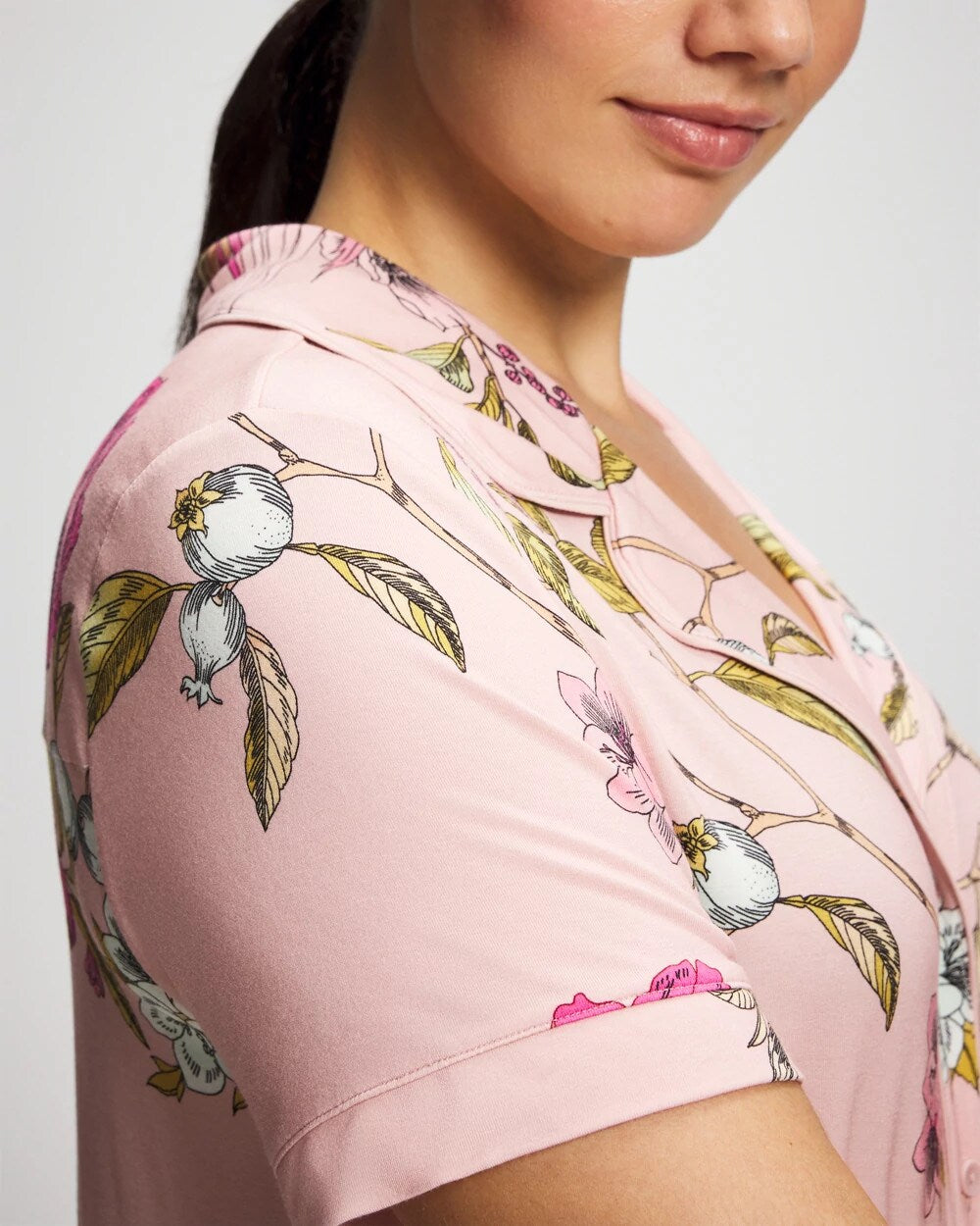 FEATHERED FANCY PINK - Printed Short Sleeve Notch Collar