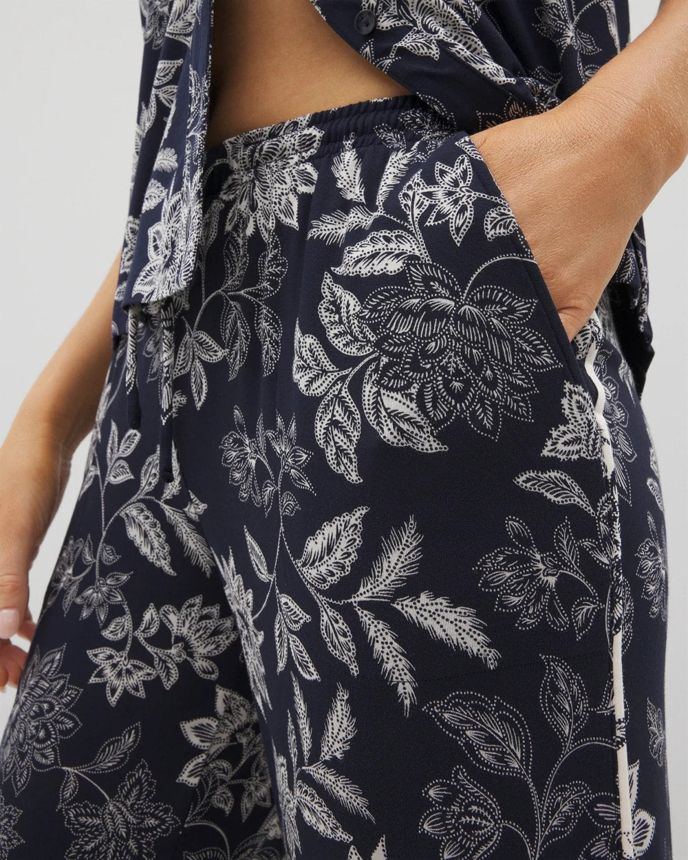 MEANDERING GARDEN NAVY - Piped Crop Pajama Pants