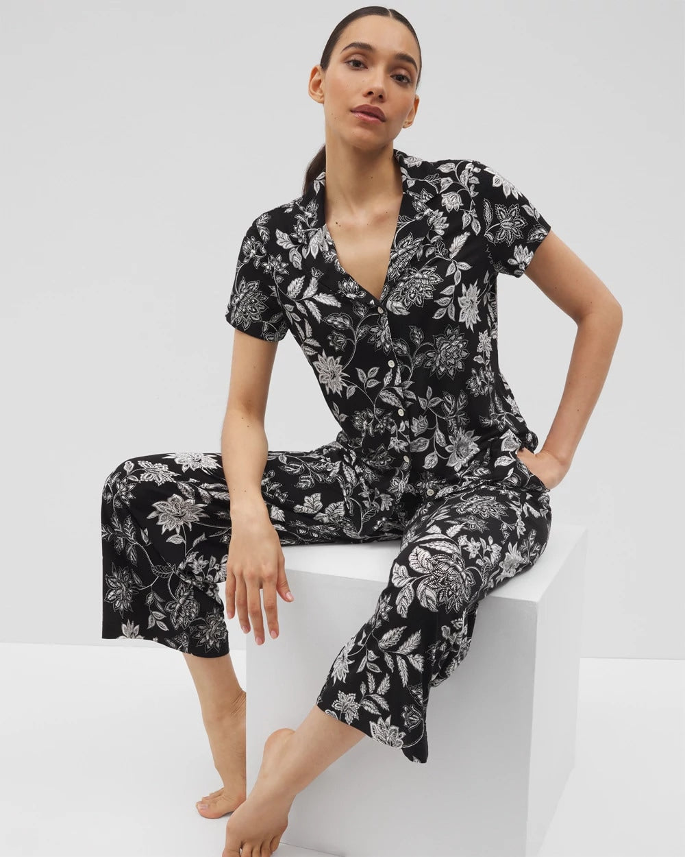 MEANDERING GARDEN BLACK - Short Sleeve Notch Collar Pajama Top