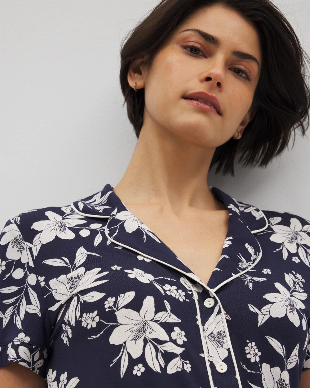 PLUMERIA DREAM NAVY - Piped Short Sleeve Notch Collar Pajama Top