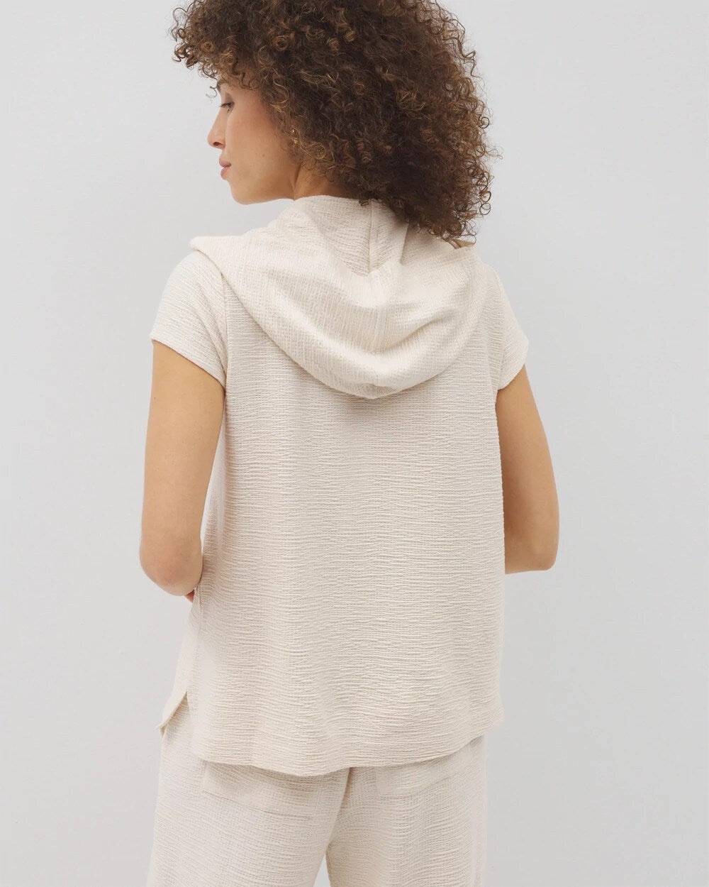 PARCHMENT - Crinkle Knit Short Sleeve V-Neck Hoodie