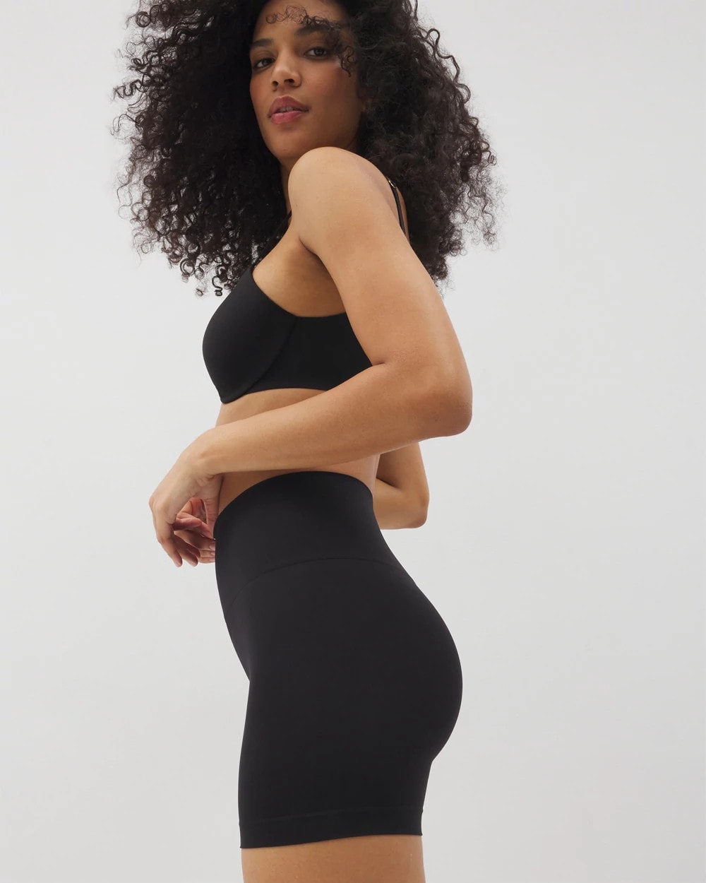 BLACK - Mid-Level Shaping Seamless Shorts