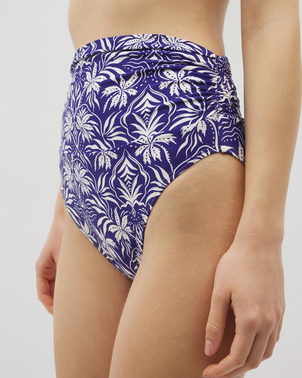 TROPIC TILES TRUE BLUE - Ruched High-Waist Bikini Bottom
